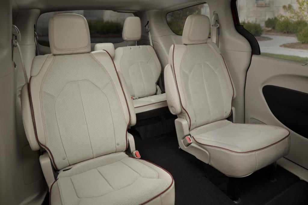 041916 CC Commute in the award-winning comfort of a Chrysler Pacifica 1