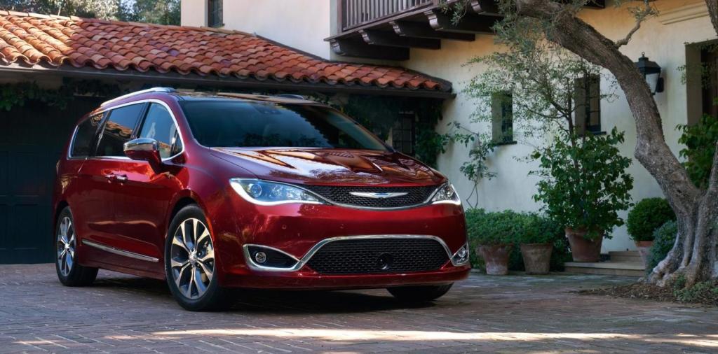 041916 CC Commute in the award-winning comfort of a Chrysler Pacifica 3