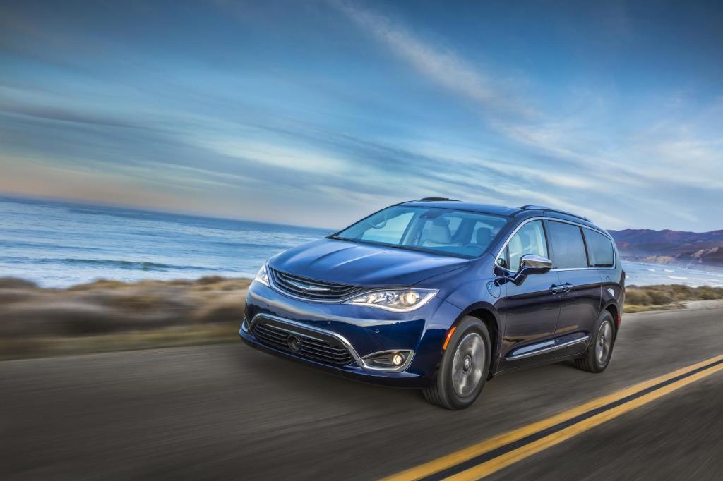 122216-cc-chrysler-pacifica-hybrid-is-electrifyingly-impressive-3